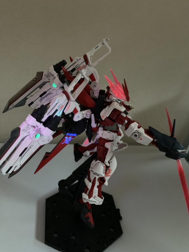 塗装に関しては、サーフェイサーで下地塗装→塗装→バーニアや内部フレームをメタリック塗装→蛍光デカール貼り→トップコートで塗装(光沢、つや消し)→メタルパーツ、ラピーテープ、uvレジンの順で行いました。