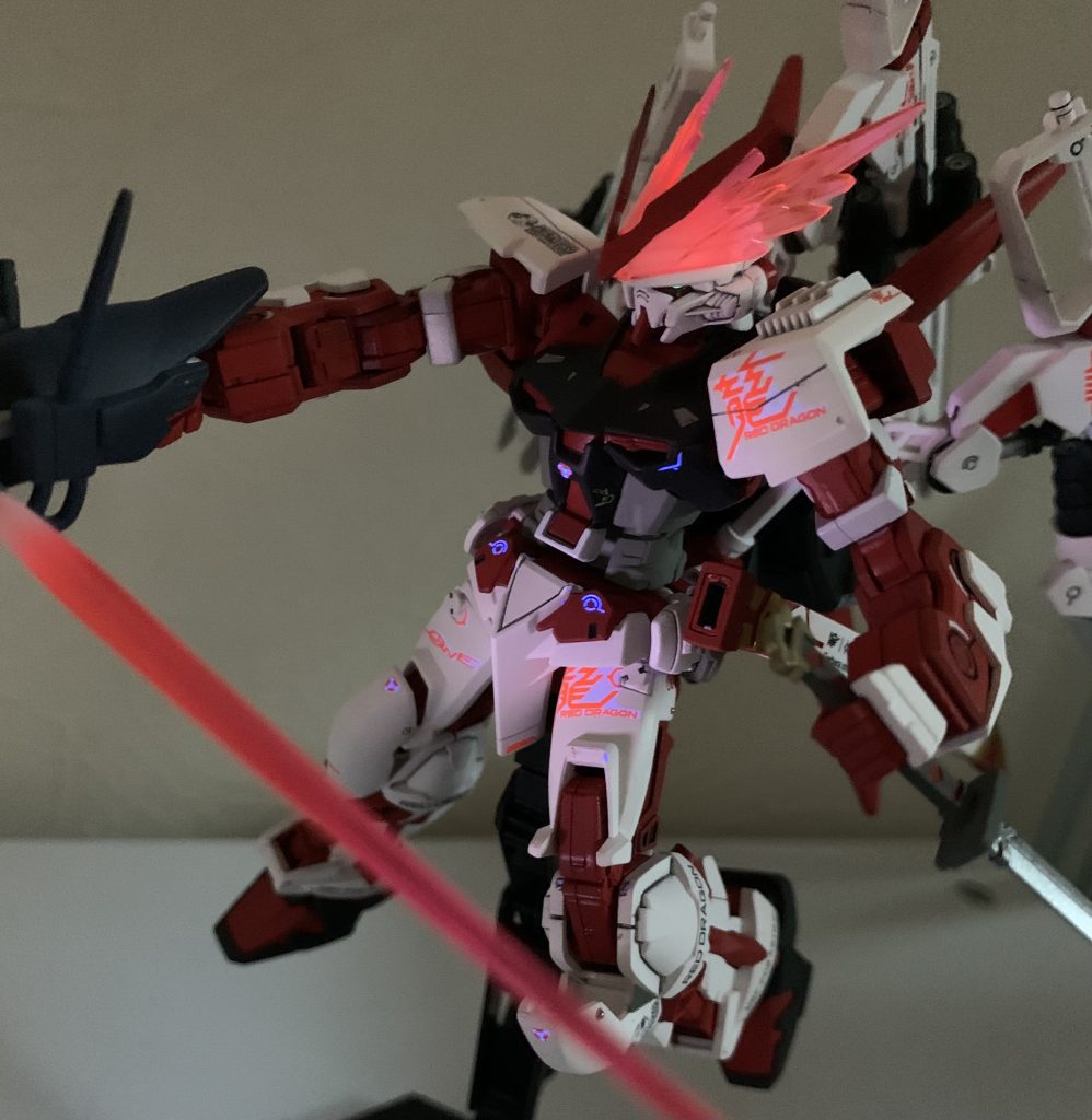 細かな加工としては、スジボリ、ビス穴、塗装後のメタルボールの埋め込み、メタルパーツの追加などを行いました。