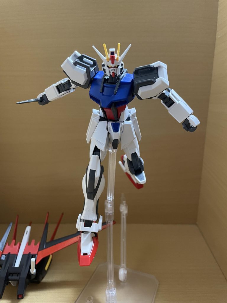 エールパックを外し付属しているアーマーシュナイダーを持たせることが出来るので砂漠編でのストライクを再現できます。PSD(フェイズシフトダウン)状態は脳内補完で何とか...