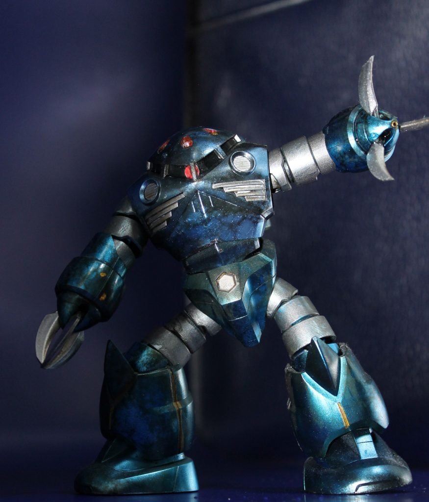 振りかぶるズゴック。威圧感があっていいですね。レジンで作ったモノアイもきらりと光っています。けれどよりにもよって真ん中につけたせいで中心の支柱をへし折っています。次は穴をあけてそこに仕込もう…