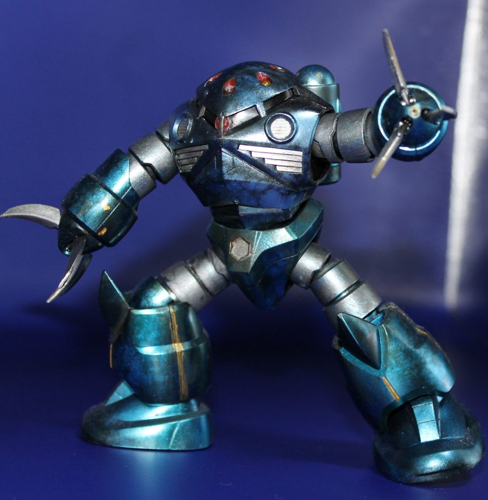 威嚇するズゴック。爪が得物なのが渋くて良い。と思わせといてミサイルやらなんやらを仕込んでるのも好き。大理石塗装も水中迷彩や水の中で光を反射しているみたいな感じで良いですね。ウエットティッシュが塗装用の道具になるなんてびっくりしたなあ…