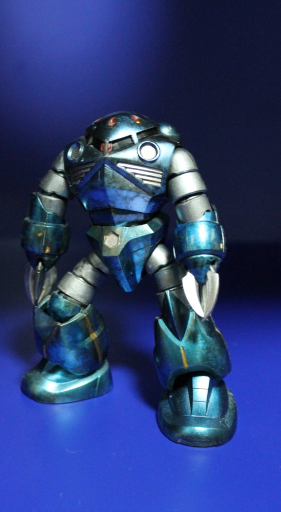 素立ちズゴック。元のキットはシャア専用ズゴックですが、今回は量産機っぽく…もないけれど清涼感のある青で塗装。なんか差し色の金も合わさってエアーマンみたい。ちなみにウェザリングについてよくわからなかったので、はみ出した金色をそのままにしています。頭部のミサイルは綺麗に塗り分けてるのにどうして…