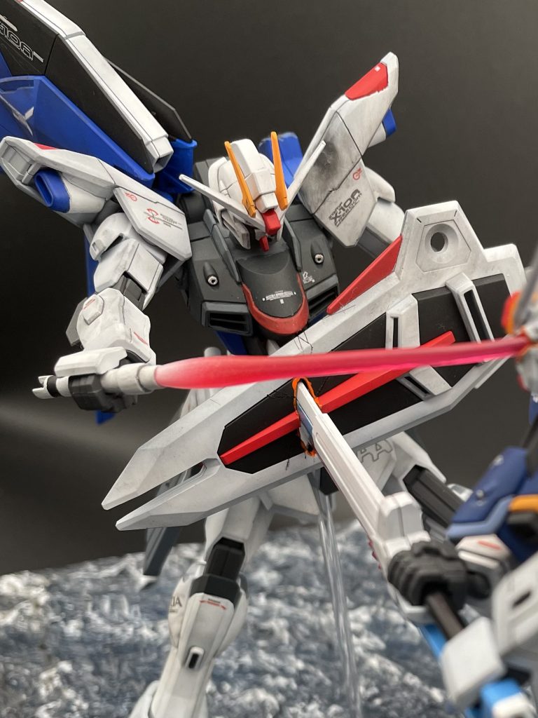 左肩はビームで融解した表現をしたかったので、バーナーで炙って溶かしてみました。