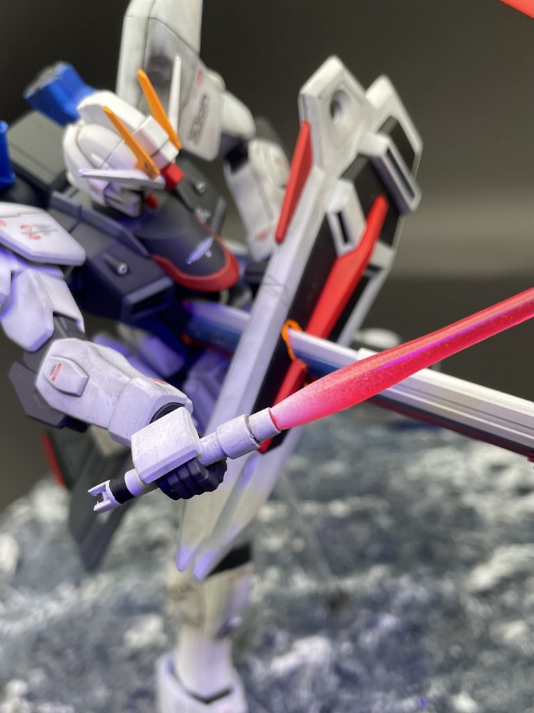 分かりにくいですが、蛍光オレンジと蛍光黄色でブラックライトを当たると刺さってるところが光るように塗ってあります。