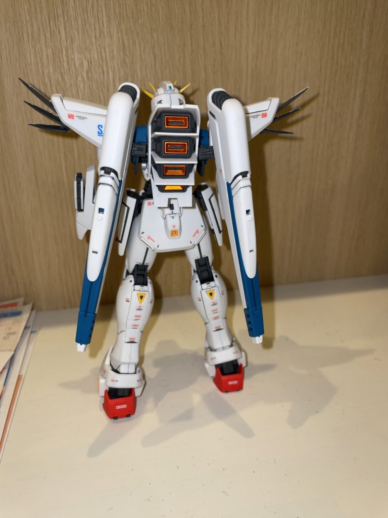 なんか背中で物語るように、寂しいバックショットになりました。