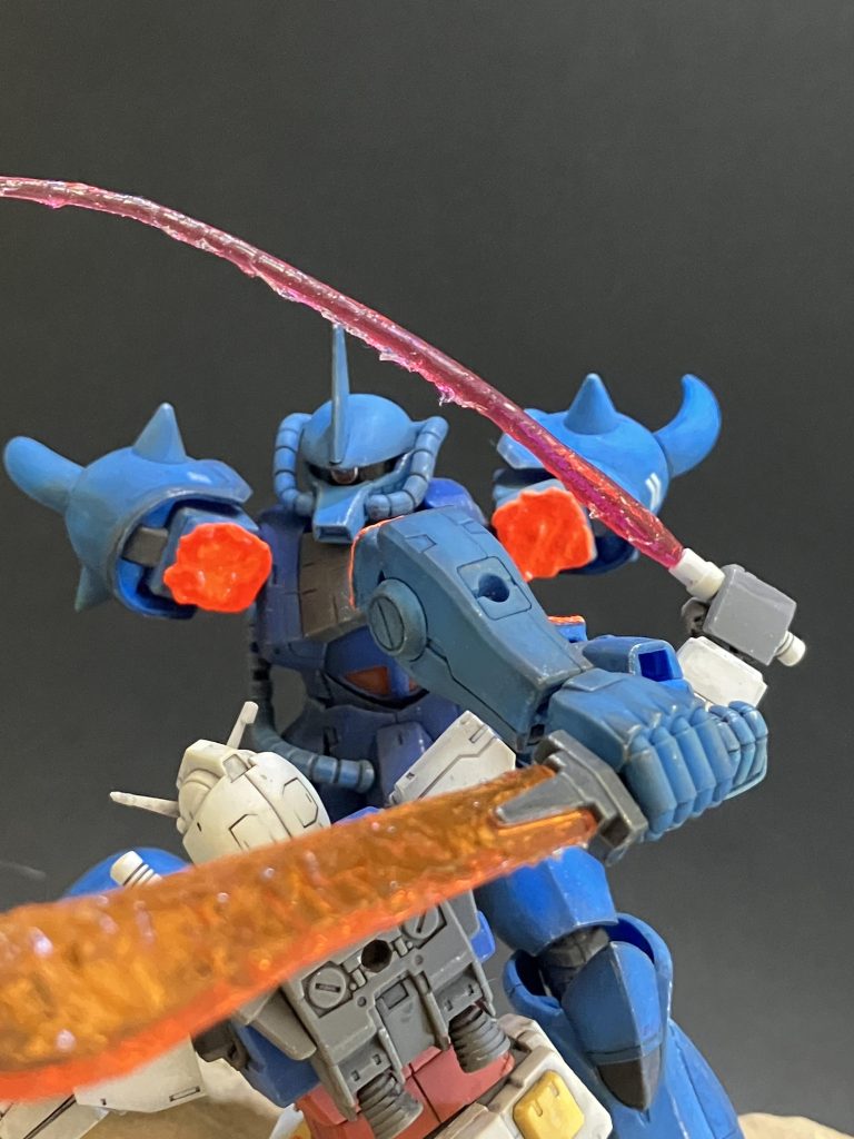 ①ビームサーベル、ヒートサーベルの残影こちらはリアリスティックウォーターのさざ波を塗りつける事でブレてる様な表現を目指しました！ビームサーベルの方はしなった感じにしたかったのでライターで炙って半円状にしました！