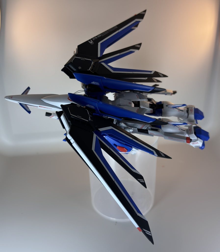 機首をくるっとするだけの簡単変形！劇中だと大気圏突入時が印象的ですね。バックパックに電飾用の配線仕込んでます。