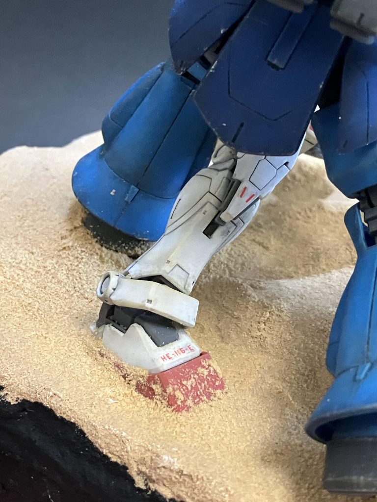 ④砂の足の埋まり具合砂漠なのに足が埋まってなかったら不自然かなと思い、足を埋めてみたのですがいい感じの塩梅が難しい！ボンドで固める際少しでも定位置から動くと足の砂が崩れるのも中々に苦行でした🥲色々大変でしたが自分が思うように作れたことにひとまず満足です！これからもちょこちょこジオラマ作っていきますので是非ご覧ください😊拙い文章でしたが最後までお読みいただきありがとうございましたm(*_ _)m