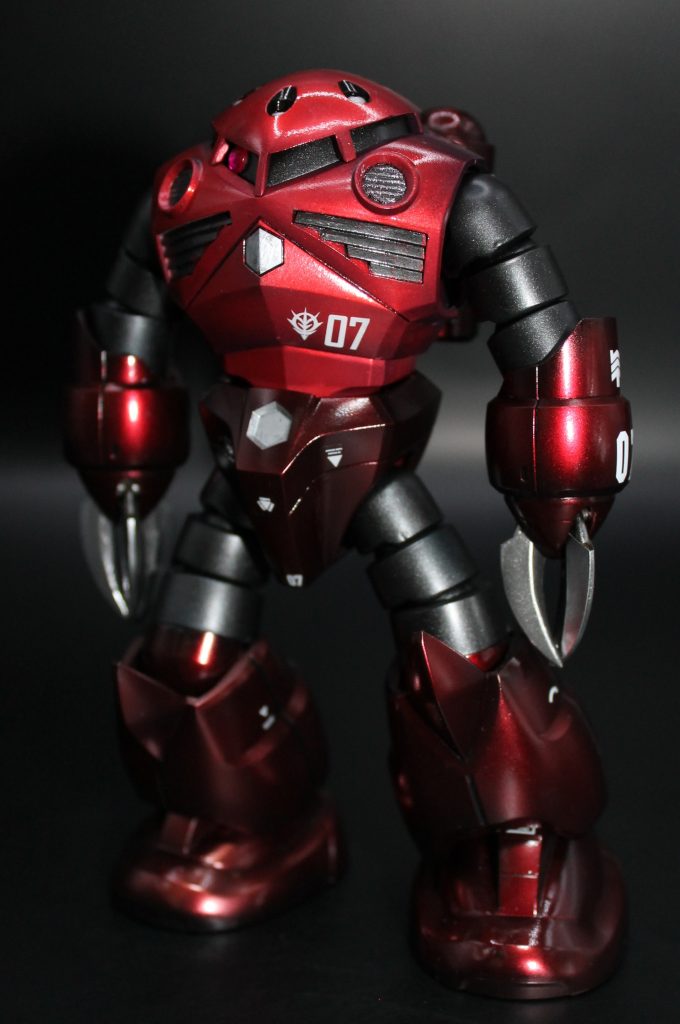 素立ち状態。薄い赤はクリアルージュとクリアホワイトを調色したもの、濃い方はデイープクリアレッドを使用しています。単純な赤じゃないシャア専用カラーに頑張って寄せようとしていました。濃い赤の方が好みなのでどんどん塗り重ねてなんか違う感じになってしまいましたが…