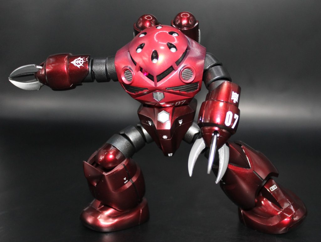 ぐさりと行くズゴック。HGのズゴックはモノアイの位置をどこにするかで悩みますね。今回は箱絵の位置にしてこのポーズがびしっと決まるようにしています。ちなみにモノアイは百均のジュエルシールに変えています。便利だしいっぱいあるし安いしで今後もお世話になる予感。