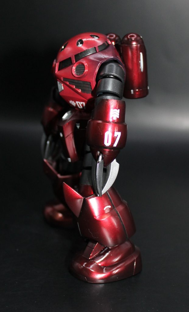 サイドビュー。グラデーションとか何も考えずただキャンディ塗装にしただけですがどこから見ても良い感じですね。ジオン系のMSはウェザリングも似合いますが、やはり丸っこいのでキャンディ塗装も似合うようです。余談ですが連邦系は全部ウェザリングしたくなります。