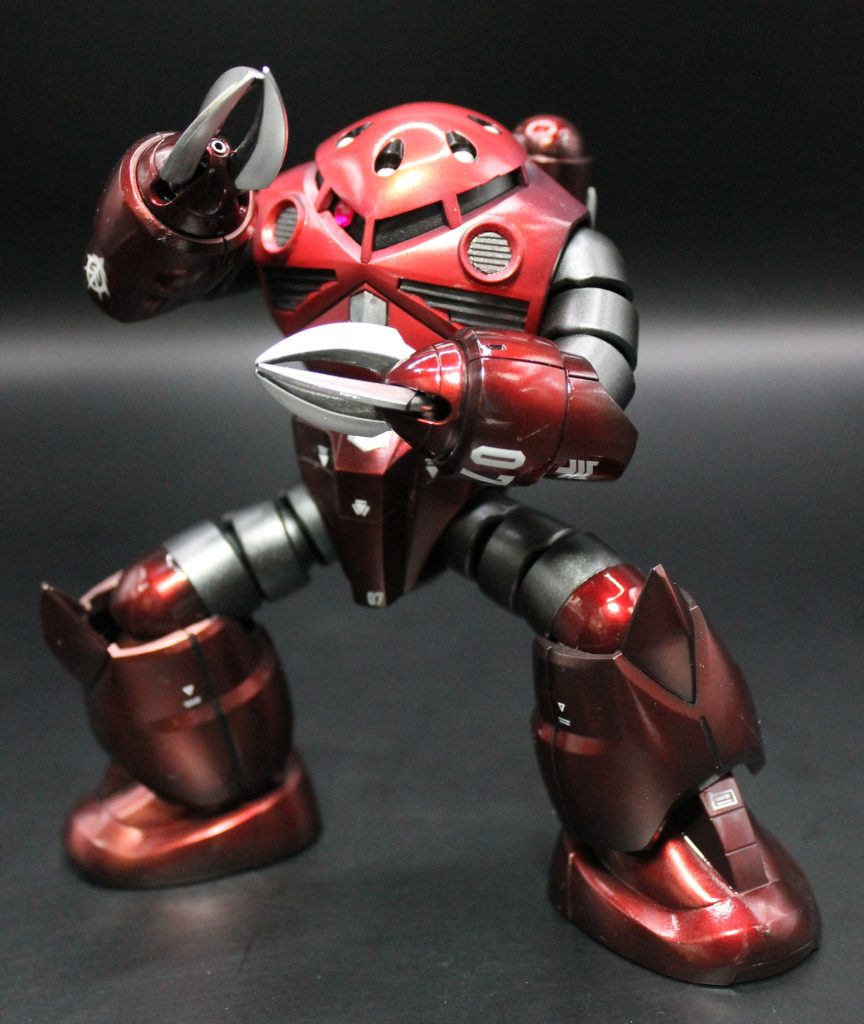 謎の爆発の後中身が出てきそうなズゴック。ちなみにデカールの位置だけは設定画などを見ながら良い感じのを選んで貼っていました。「S」のデカールがなかったせいで若干物足りなさがある。デカールも何も見ずとも良い感じの場所に貼れるようになりたいものです。