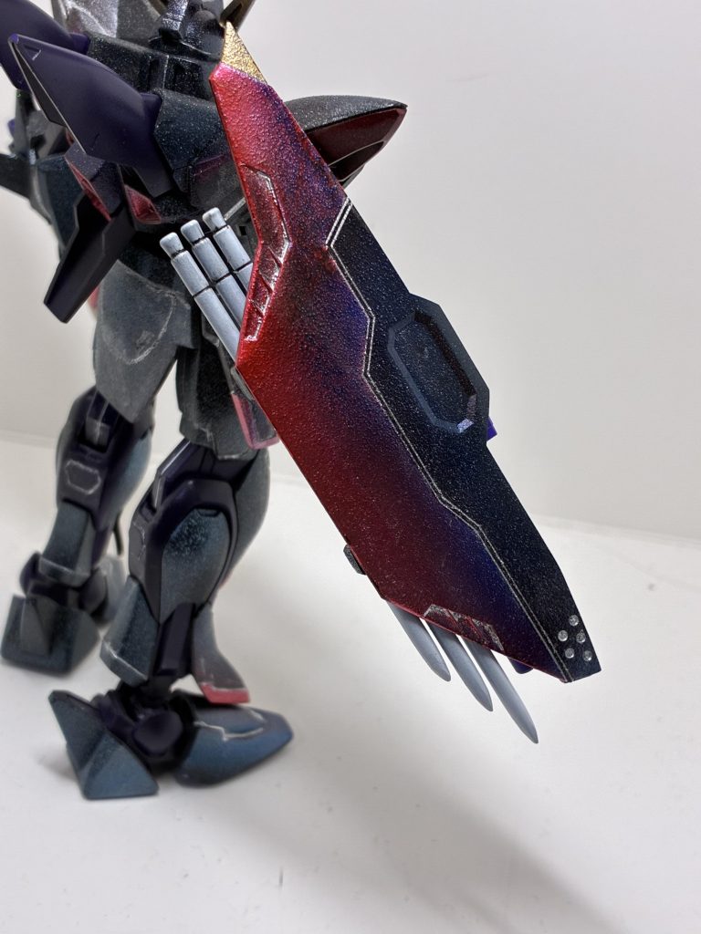 金のとこ塗りたくてマスキング貼ったら、塗膜剥がれて、パニック。なんとかリカバーしました。これがグラデーション塗装か…。なんかできた。後ハメ加工してみたけど、むずかったです。諸先輩方の技術に脱帽。