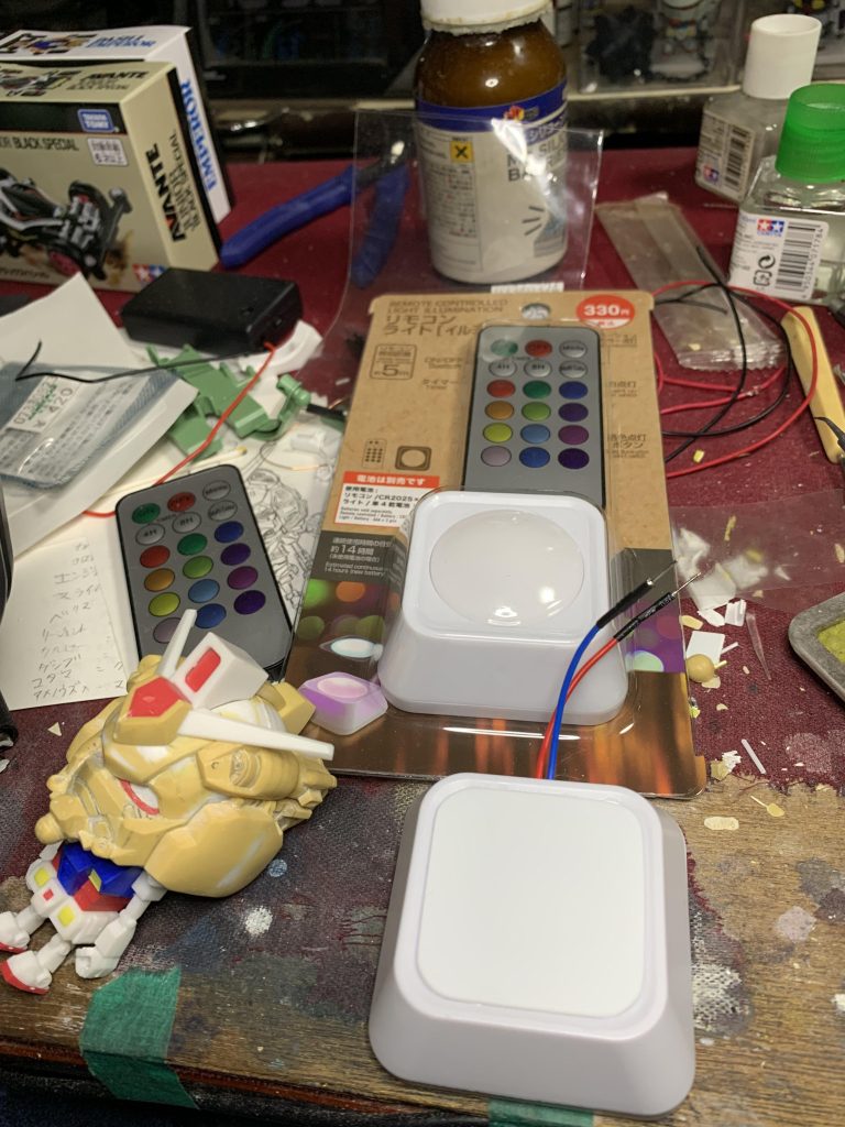 頭部に内蔵のLEDはダイソーのリモコンライトです。これの基盤を頭部に移植するだけなので工作は意外と簡単です。