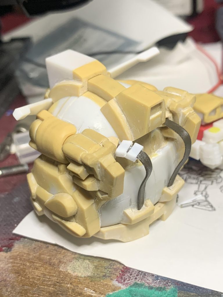 後頭部の給弾ベルトは細い針金を配管テープで挟んだ物をベースにして、更にプラ板で挟む。みたいな作り方をしています。