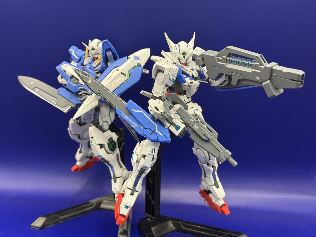 エクシアと二体並べてポーズこうして見ると同じ系列の別機体とわかりやすいかと思います。