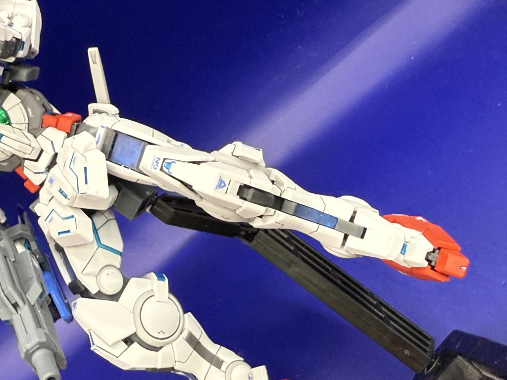 ちなみにGNケーブル箇所はシルバーデカールではなくコスモメタブルーで塗装してその上に置いてます