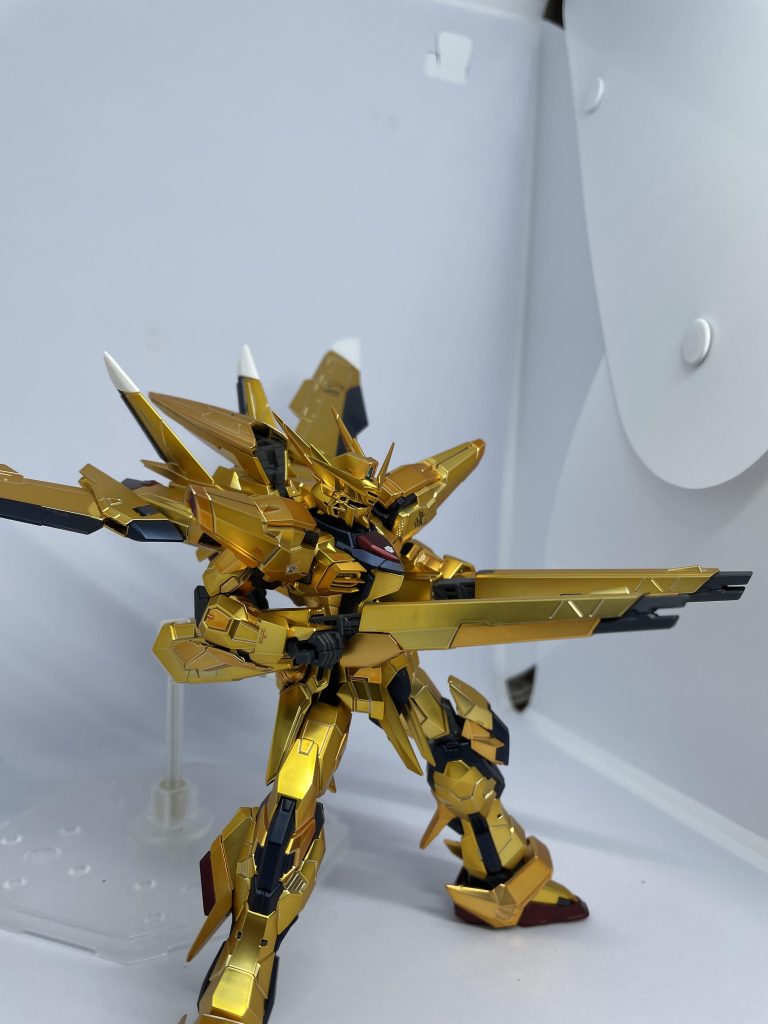 完成後に全体にガイアのセミグロスクリアー プレミアムを吹きつけます。