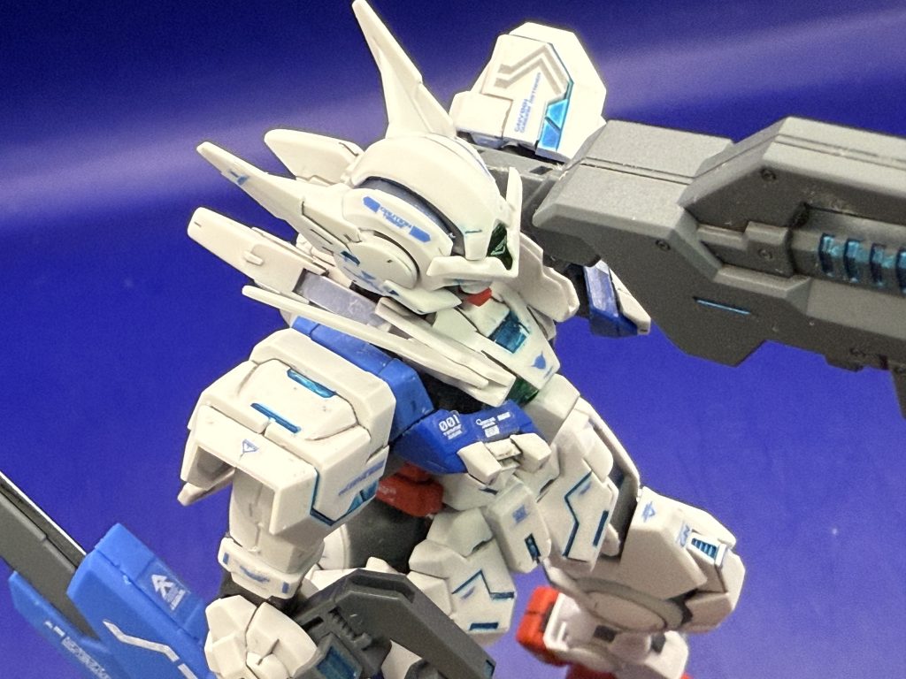 頭部のケーブルも同じくです。部分塗装でコスモメタブルーを各所に塗って青っぽいイメージになるようにしました。デカールに関しても付属のものとエクシアのもの、余ってるものでディテールアップを図りました。つや消しとスミ入れはいつものごとく行ってます。アストレアtypeーFも来月の終わりごろ来るので楽しみです