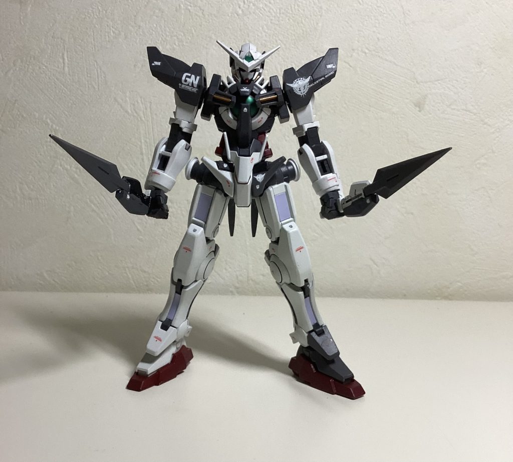 GNブレードはロングを撤去した代わりにショート2つにしましたこの2つのGNブレードには名前があって、柄が黒い方がライキリ、白い方がムラマサです