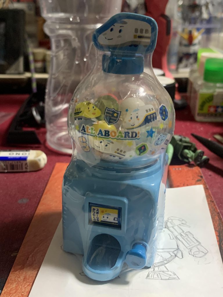 完成イメージ図を描いて、ベースになるプラスチック素材の球体が必要だな〜と探した結果、ガムボールマシンを発見しました。