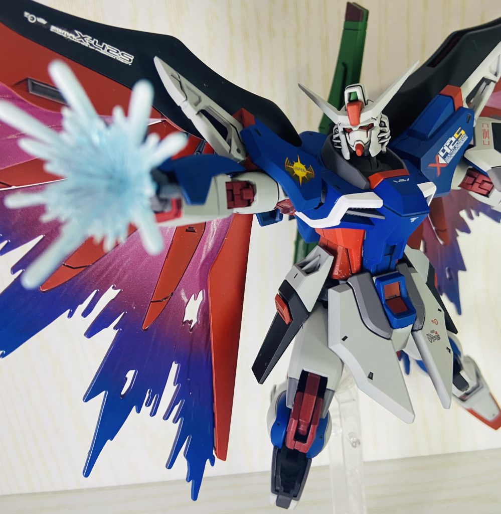 LINEスタンプや映画を見ると手の付け根と関節のみ赤く光っていたのでメタリックレッドに塗っておきました。装甲はプロヴィデンスのようなグレーだったのでメカサフした後に残す部分はマスキングしてニュートラルグレーIIをメインにした結果なかなかspecIIに近づいた気がしますあとデスティニーといえばこのパルマですよね！初めて作ったプラモが500円くらいの関節動かないFG？のデスティニーだったので思い入れも強くて作ってよかったです(*⁰▿⁰*)