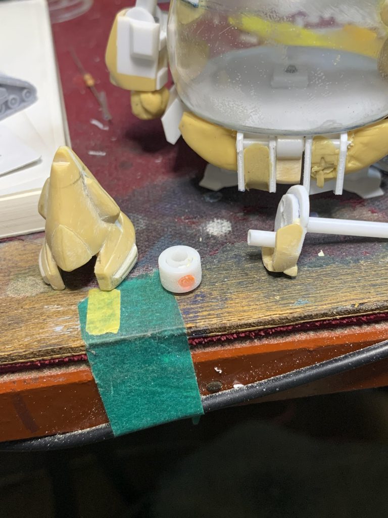 モノアイと首軸は別位置で配置しています。