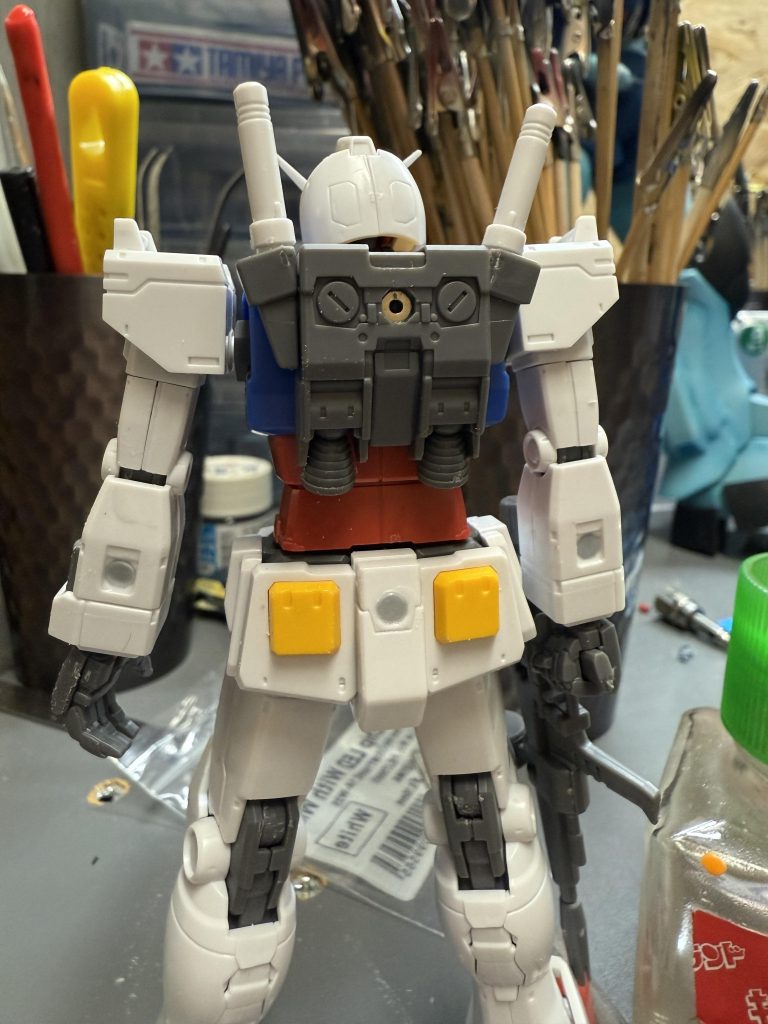 背中に開けられた4つの穴を埋め、、 「ケ〜ン、、来ちゃダメぇー!」、、、。