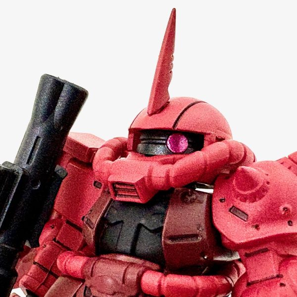 コンバージのシャア専用高機動型ザクをプチ塗装&改造中。塗りムラや塗装が省略された箇所があったので、手を加えている。（1枚目）