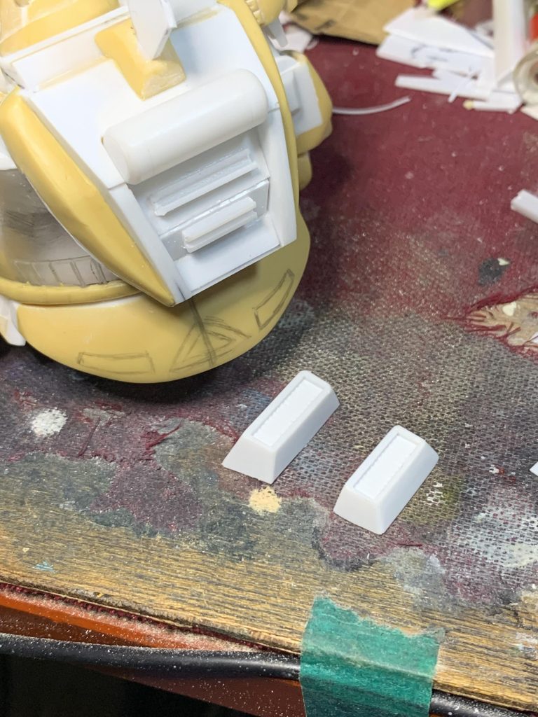 バックパックの四角スラスター内側のギザギザはディテールを彫っているわけではなく、元々ギザギザしているプラ板を使っています。