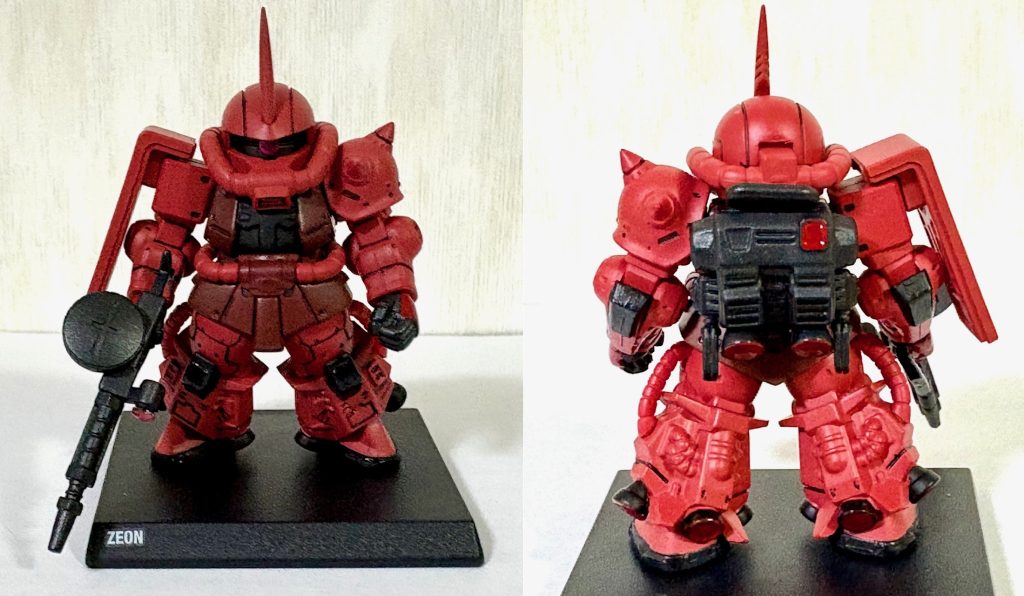 フロントビューとリアビュー。台座には「ZEON(ジオン)」のデカールを貼っている。