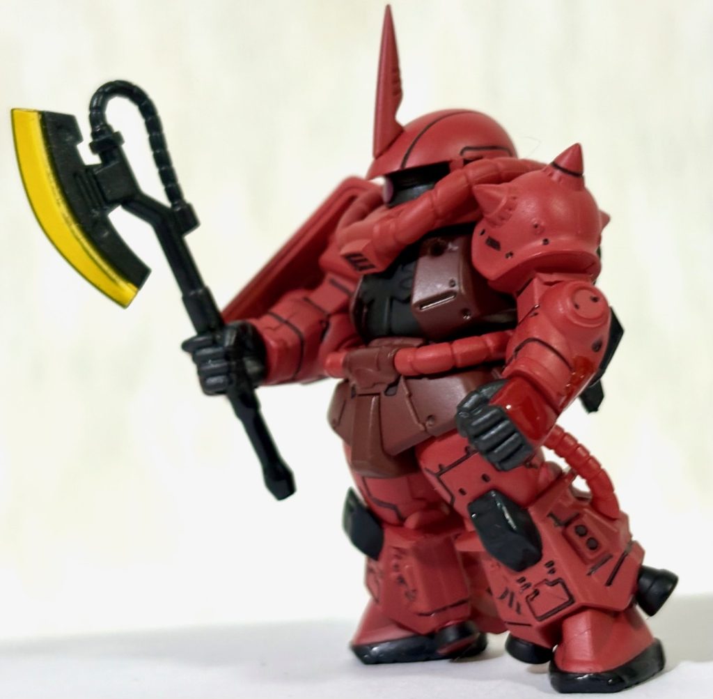 ヒートホークの刃はクリアパーツが使用されていてHGUCよりゴージャス感がある。