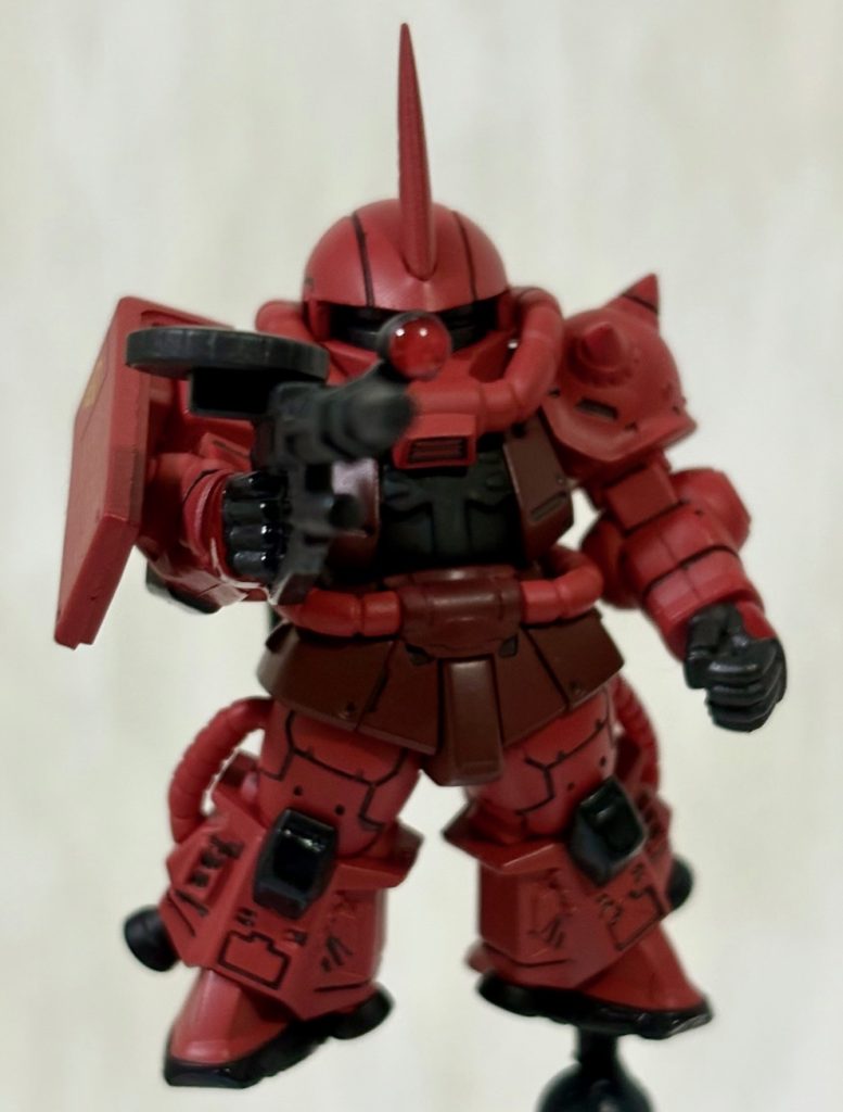 ザクマシンガンを構えるポーズ。足の裏の穴にリボルテックのスタンドを差して、宇宙空間で戦っているように見せている。