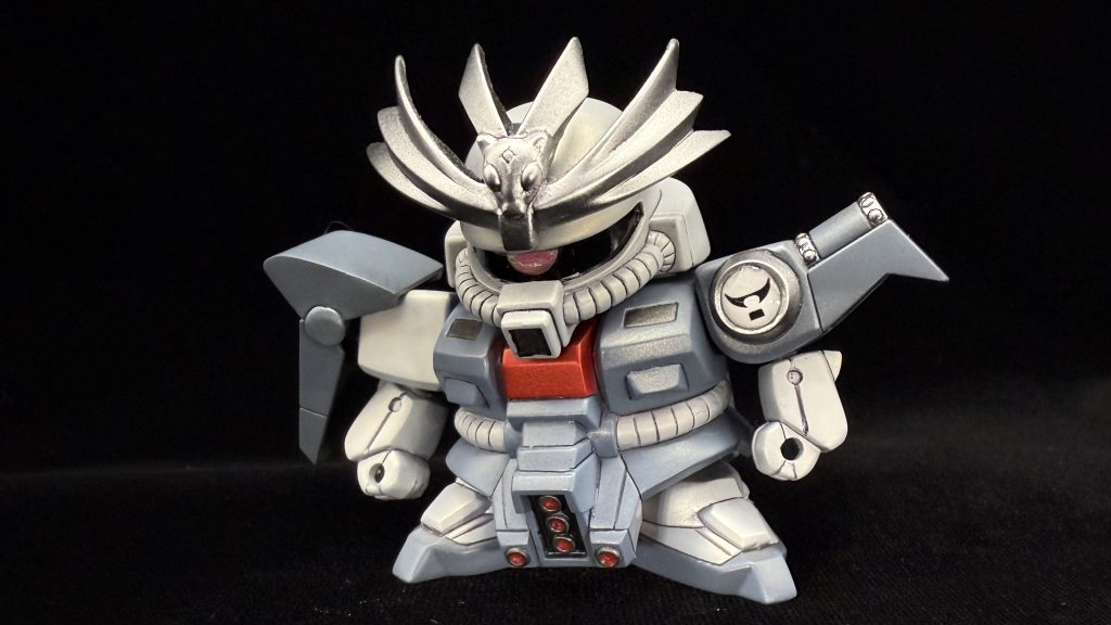 新殺駆。三男。新殺駆は別売りのザクⅢが必要となります。ザクⅢは腕の長さが少々個性的だったので、腕を少し詰めています。せっかくなので稼働軸も追加。あとは、角の角度を少し調整しています。