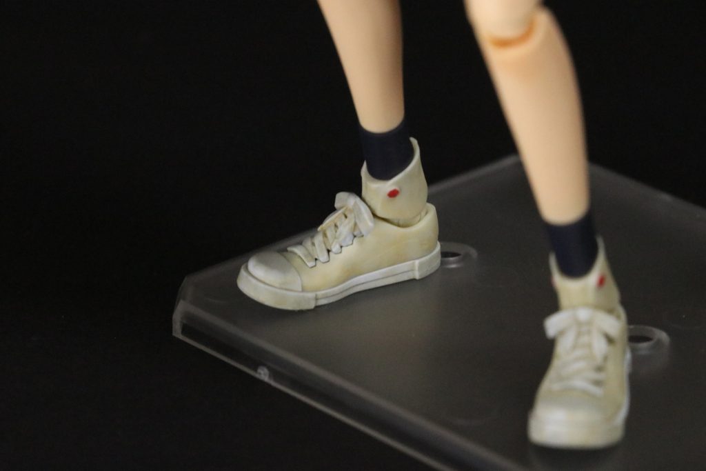 難民とバレないように服はキレイに洗濯していても、運び屋だから靴だけは汚れていると思い、靴をグレーとブラウンでウォッシング。