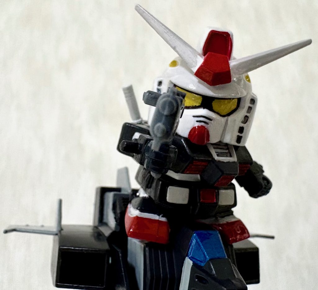 Gスカイイージーの上に乗ったガンダム。タカがハーレーにまたがり、ショットガンをぶっ放すイメージで撮影した（※ちょうどよくBB戦士ケンプファーのショットガンが見つかったので、写真を新しいものに変更した。）。