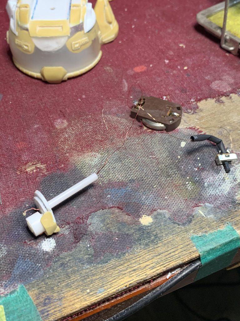 極小LEDチップなら3ミリプラパイプの中を通せるので工作が進めやすかったね〜。後付け出来ない大きさのLEDチップだと塗装後に電飾工作をやらないといけなくなるので、より簡単な方法を選択しながら制作しています。