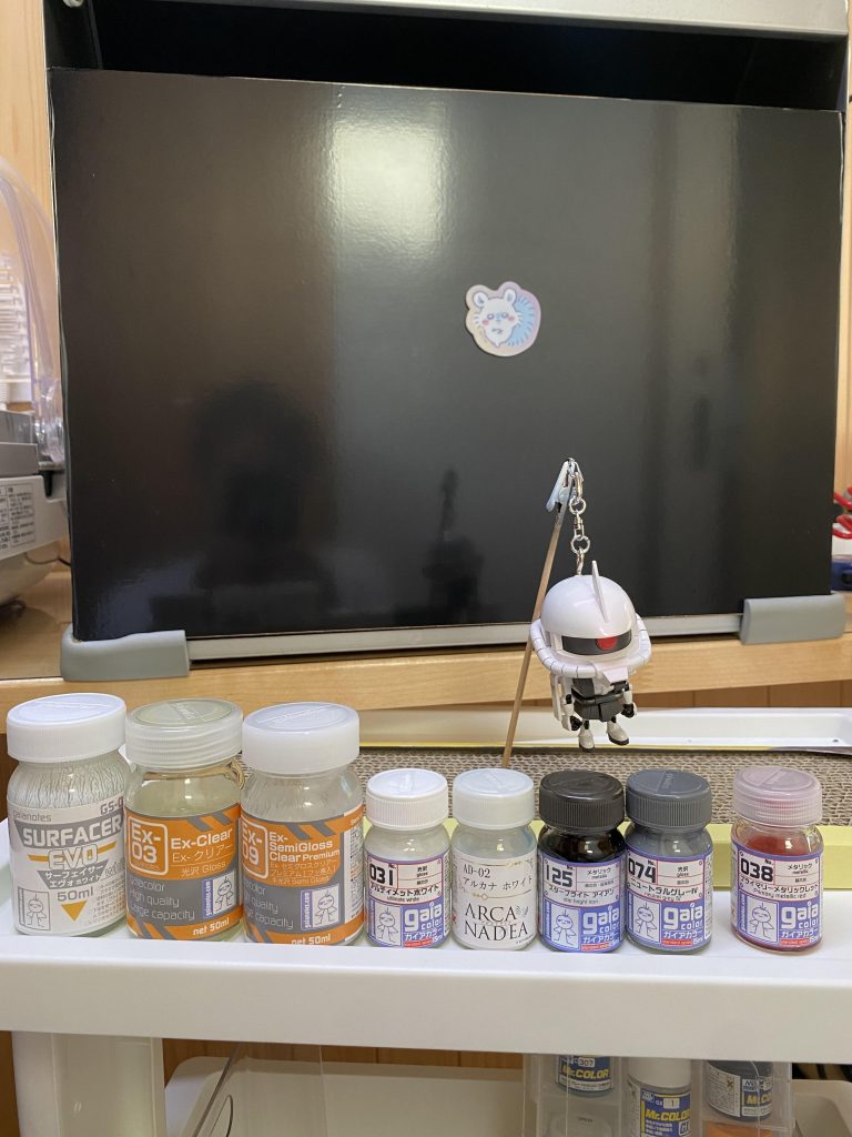 最後にカラーレシピ。元が赤系の素材ですので、赤味を消すのに白を何層か重ねました。後は雑に扱うと思うのでそれなりのクオリティにて仕上げています。やはり、メタリック系はクリア無しの方が色味的には好きですので、今回動力パイプや目の所はスターブライトアイアンですが、この色の良さが艶消しでは消えますので、ここは良い勉強になりました。