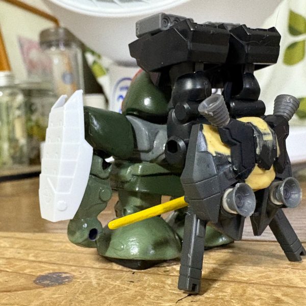 ジークアクスと同時進行で製作中の緑のおじさん専用リック・ドム。以前作った「武者怒武」をベースに専用パーツをありもののジャンクや余剰パーツを使って加工中。さて、どんな感じに仕上げるかな・・・。（できたらジークアクスコンに出す予定。）（2枚目）