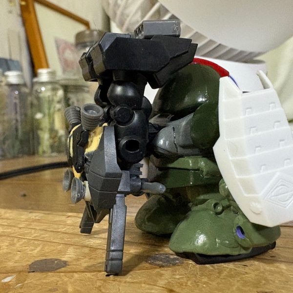 ジークアクスと同時進行で製作中の緑のおじさん専用リック・ドム。以前作った「武者怒武」をベースに専用パーツをありもののジャンクや余剰パーツを使って加工中。さて、どんな感じに仕上げるかな・・・。（できたらジークアクスコンに出す予定。）（3枚目）