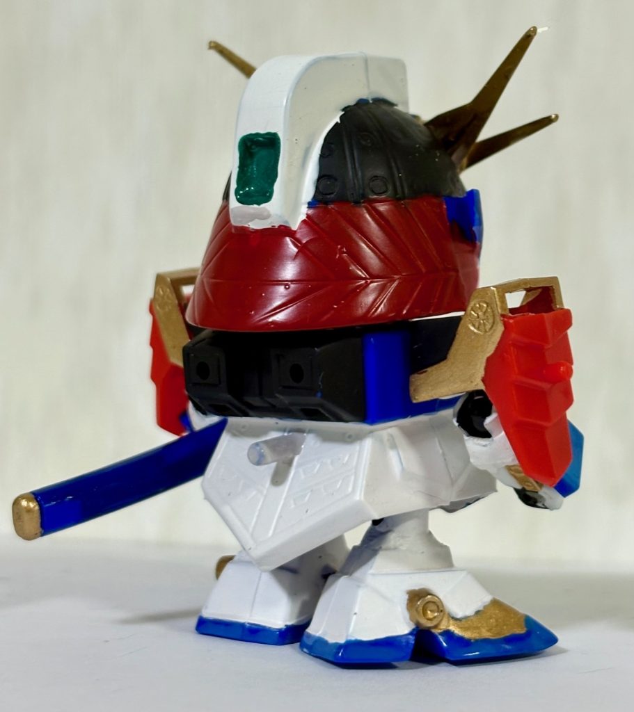 トリスタンは見ての通り、武者荒烈駆主（ガンダムNT-1アレックス）をベースにしており、塗装と兜飾り以外はまんま荒烈駆主である。手足はボールジョイントで動くようにしている。