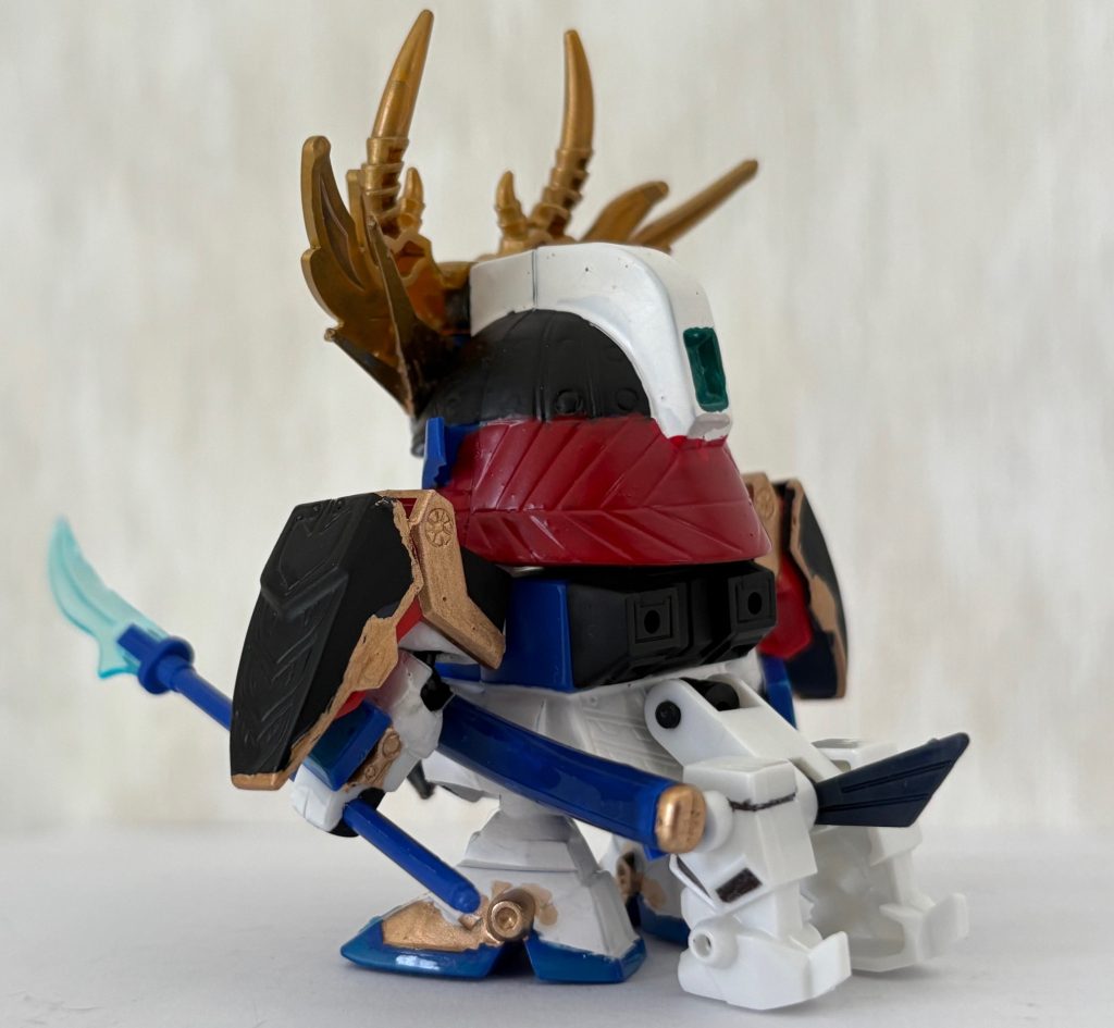 腰にはケンタウロスユニットが発現しており、100mを1秒で走破するほどの俊足を誇る。