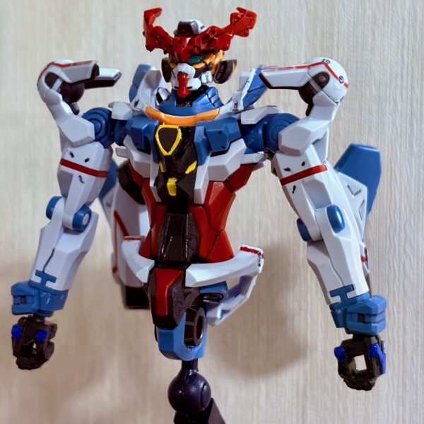 先週購入したジークアクスを制作中(gandam1)とりあえず最初の難関である頭部の制作は思ったよりも簡単にできた。組み立て自体は最新のガンダムらしく簡単で、細かいパーツは多いものの割とサクサク組めた。大変だなと思ったのはデカール貼りかな。ジークアクスはけっこう赤いラインが多く、それらをデカールで貼らないといけないので、慣れない人はそこで詰むと思われる。目や胸の黄色いライン、手の甲等は塗装で済ませている。あとはスミ入れを施している。（シールは時間が経つと日焼けしたり、はがれたりする(zaku-kao10)小生はそれが嫌なので、いつも塗装している。）細かい塗装箇所が多いが武者頑駄無の細かい塗分けに比べれば大分マシかな～。現時点で思った事は劇中通りジークアクスは人を選ぶキットだという事。細かいパーツが苦手なモデラーはエグザべ君のようになってしまうが、マチュのように「よくわかんないけど、なんかわかった！！」と吹っ切れてしまえば割と組み立てはサクサクいけると思う。むしろ同時進行で進めている緑のおじさんのSDリック・ドムの方が頭を使うかな・・・(gundam-kao5)写真には載せてないが、武器の方も出来上がったので残りは脚部だけとなっている。残りも頑張ろう(zaku-kao5)（2枚目）