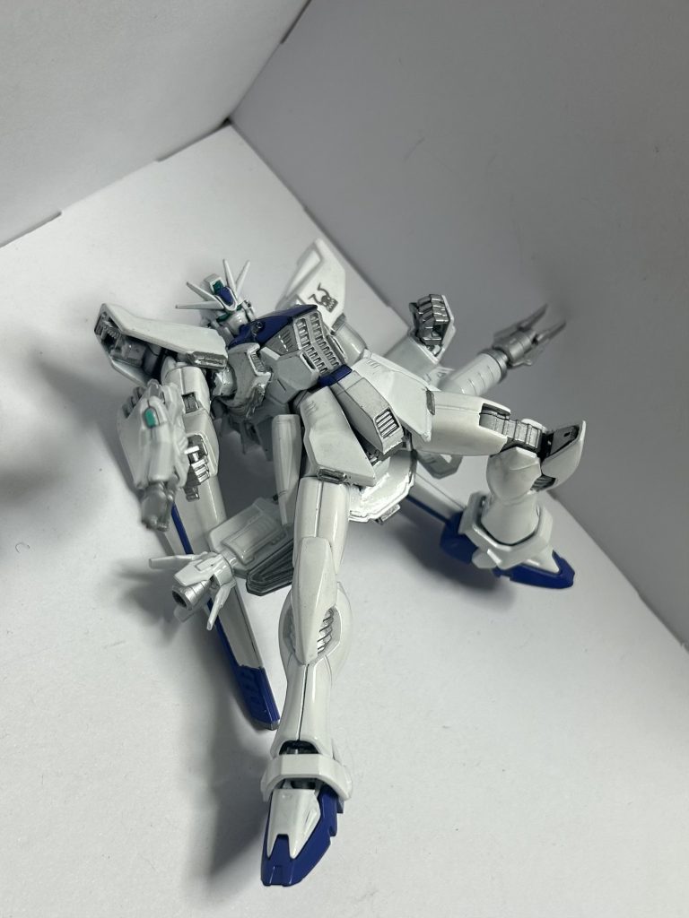 塗装。メインにピュアホワイト。サブにブルーバイオレット。関節等にはアルミシルバー。フィン、ダクトにはシルバーリーフ。スラスターにはガンマカのメッキシルバー。一応、銀は3種類使ってるけど、自分でも分からない……!前述通り今回はツヤありで。結果は、まだまだ経験値足りないな〜って感じです。写真は合成に使った元写真。寝かせて周りを切り取ったのでした。まぁ、背景の色のせいで切り取り面倒だったのですが……!これも要経験値ですね。