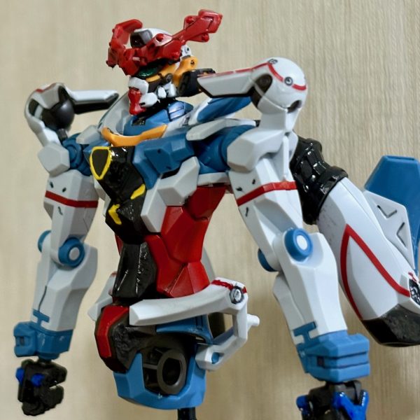 先週購入したジークアクスを制作中(gandam1)とりあえず最初の難関である頭部の制作は思ったよりも簡単にできた。組み立て自体は最新のガンダムらしく簡単で、細かいパーツは多いものの割とサクサク組めた。大変だなと思ったのはデカール貼りかな。ジークアクスはけっこう赤いラインが多く、それらをデカールで貼らないといけないので、慣れない人はそこで詰むと思われる。目や胸の黄色いライン、手の甲等は塗装で済ませている。あとはスミ入れを施している。（シールは時間が経つと日焼けしたり、はがれたりする(zaku-kao10)小生はそれが嫌なので、いつも塗装している。）細かい塗装箇所が多いが武者頑駄無の細かい塗分けに比べれば大分マシかな～。現時点で思った事は劇中通りジークアクスは人を選ぶキットだという事。細かいパーツが苦手なモデラーはエグザべ君のようになってしまうが、マチュのように「よくわかんないけど、なんかわかった！！」と吹っ切れてしまえば割と組み立てはサクサクいけると思う。むしろ同時進行で進めている緑のおじさんのSDリック・ドムの方が頭を使うかな・・・(gundam-kao5)写真には載せてないが、武器の方も出来上がったので残りは脚部だけとなっている。残りも頑張ろう(zaku-kao5)（3枚目）