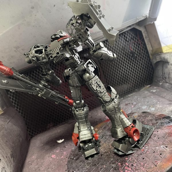 先日アップしたギラ・ドーガの内部フレームを塗装してとりあえず組み上げてみました‼️やっぱりMGの醍醐味と言えばこの内部フレーム‼️見えなくなるのが勿体ないレベルでかっこいい✨ホントはシリンダーとか色々部分塗装しようかなって思うけど、見えなくなるんだよね……💦（2枚目）