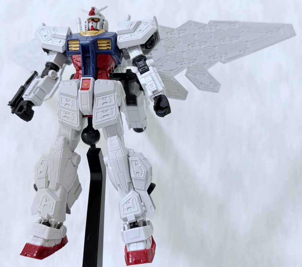 EGシリーズでありながらも背中のグラスフェザーのおかげでかなりのボリュームがある。ソーラーパネルの部分はあえて塗らずそのままにしている(だってそっちの方が統一感があっていいんだもん(gundam-kao2))。