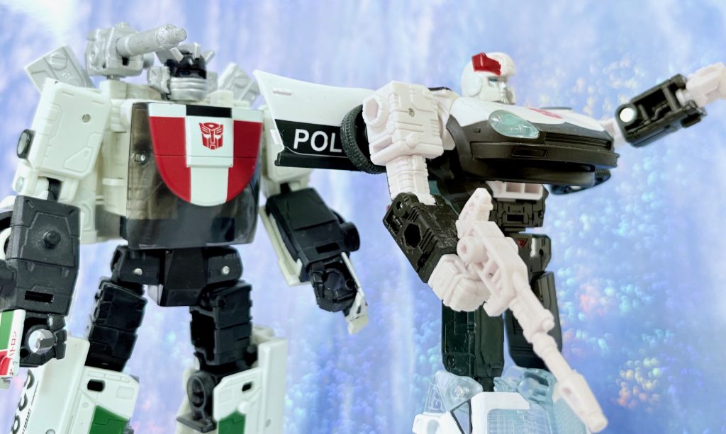 横浜上空でガンダムを発見した港署の刑事であるパパこと吉井刑事(右)とナカさんこと田中刑事(左)。パパ(代役)「おいアレだ、ナカさん」ナカさん(代役)「おお、あれぞまさしく本物のガンダム!!」パパ(代役)「アムロに連絡しないとな」ナカさん(代役)「鷹山と大下に感付かれる前に早くサルベージしなくては・・・」