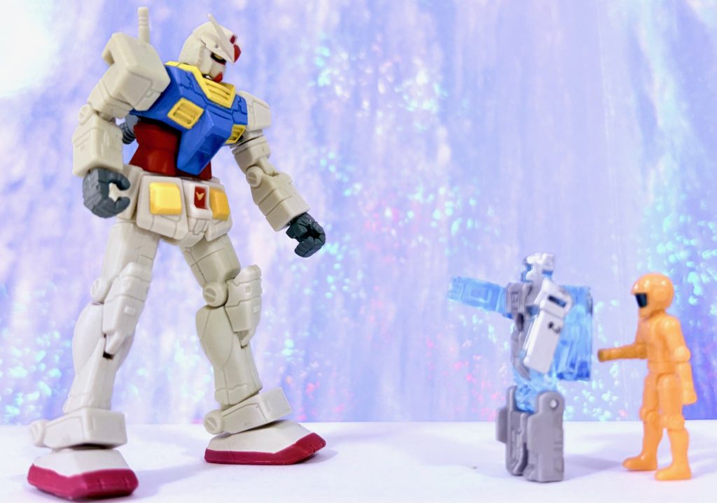 そしてテム・レイは港署の「ニュータイプ刑事」になったアムロと奇跡的な再会を果たした。テム・レイ(中央)「おお、アムロ。元気そうじゃないか」アムロ(代役、左)「父さん、俺に会いにたいからってなにもガンダムに乗ってくる事はないじゃないか・・・」トオル(右)「とりあえずガンダムは我々の方で押収しておきますね、レイ博士(鷹山先輩と大下先輩にはこの件内緒にしよっと)」