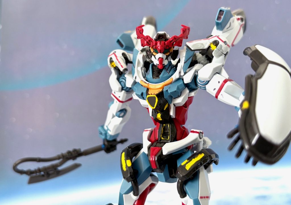 ジークアクスは「あぶ刑事ガンダム」の世界でも開発されており、こちらでは行方不明になったテム・レイが残した設計図をもとに連邦軍の月面基地ファーストステップ（旧グラナダ）にて元ジオンの技術者らが開発した。当初はエグザべ・オリベがテストパイロットを務めていたが、イズマ・コロニー事件でアマテ・ユズリハ（マチュ）によって奪われた（おおまかな展開はジークアクス本編と同じだが戦後連邦とジオンが共同開発したという点で異なっている）。